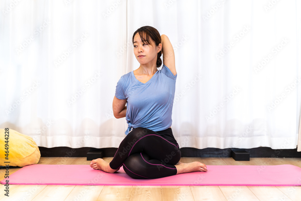 自宅でヨガをする女性 自宅でヨガをする女性