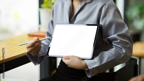 Businesswoman shows and explains the information on tablet screen © bongkarn