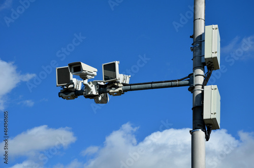 Foto a camera system monitoring the speed of traffic vehicles on the city motorway ring