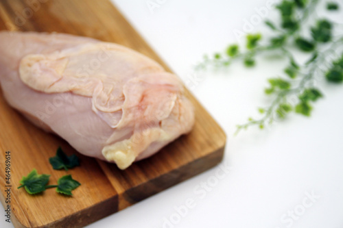 調理前の生の鶏胸肉