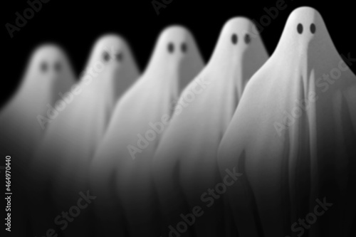Halloween. Fantasma. Lenzuolo tipico dei fantasmi. Immagine di mistero, paura, fantasia adatto alla ricorrenza d'autunno in ottobre - Illustrazione 3D. photo
