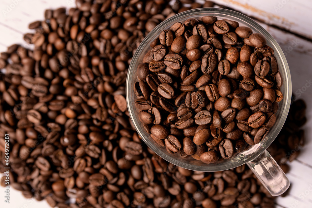 Fototapeta premium Coffee beans in a glass coffee cup.