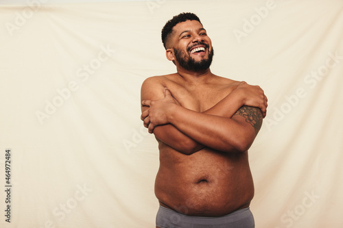 Print op canvas Man with pot belly embracing his natural body