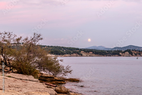 Ciel rougeoyant au moment du coucher de soleil et du lever de lune sur la mer dans le Sud de la France