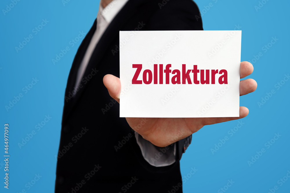 Zollfaktura. Geschäftsmann im Anzug zeigt Karte mit Text. Mann isoliert vor Hintergrund (blau) Zollfaktura. Geschäftsmann im Anzug zeigt Karte mit Text. Mann isoliert vor Hintergrund (blau)