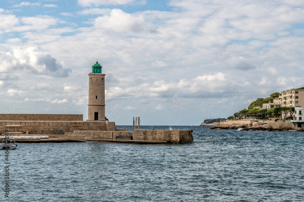 Le phare à l'entrée du port de Cassis dans le Si=ud de la France