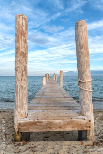 Ponton en bois sur la célèbre et magnifique plage de sable de Pampelonne à Saint Tropez sur la Côte d'Azur en France photo