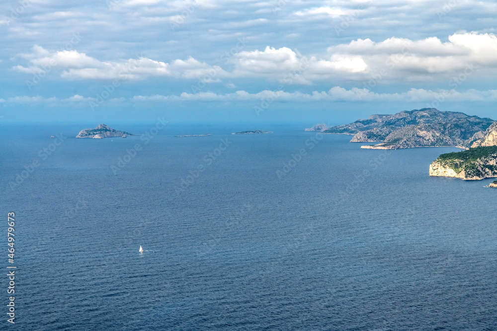 Panorama sur la mer, les calanques et les falaises depuis la route des crêtes entre La Ciotat et Cassis dans le Sud de la France
