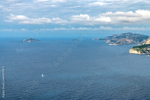 Panorama sur la mer, les calanques et les falaises depuis la route des crêtes entre La Ciotat et Cassis dans le Sud de la France © Bernard