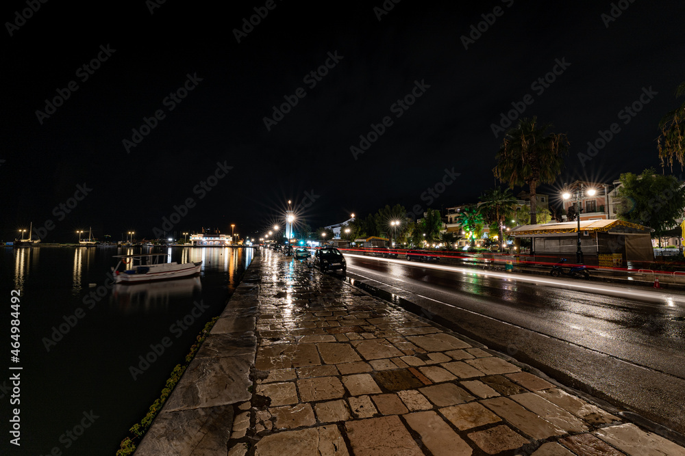 Hafenpromenade von Zakynthos Stadt in einer regnerischen Nacht