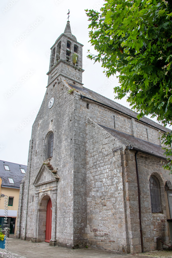 Fouesnant. Façade de l'église Saint-Pierre et Saint-Paul. sous ciel blanc. Finistère. Bretagne