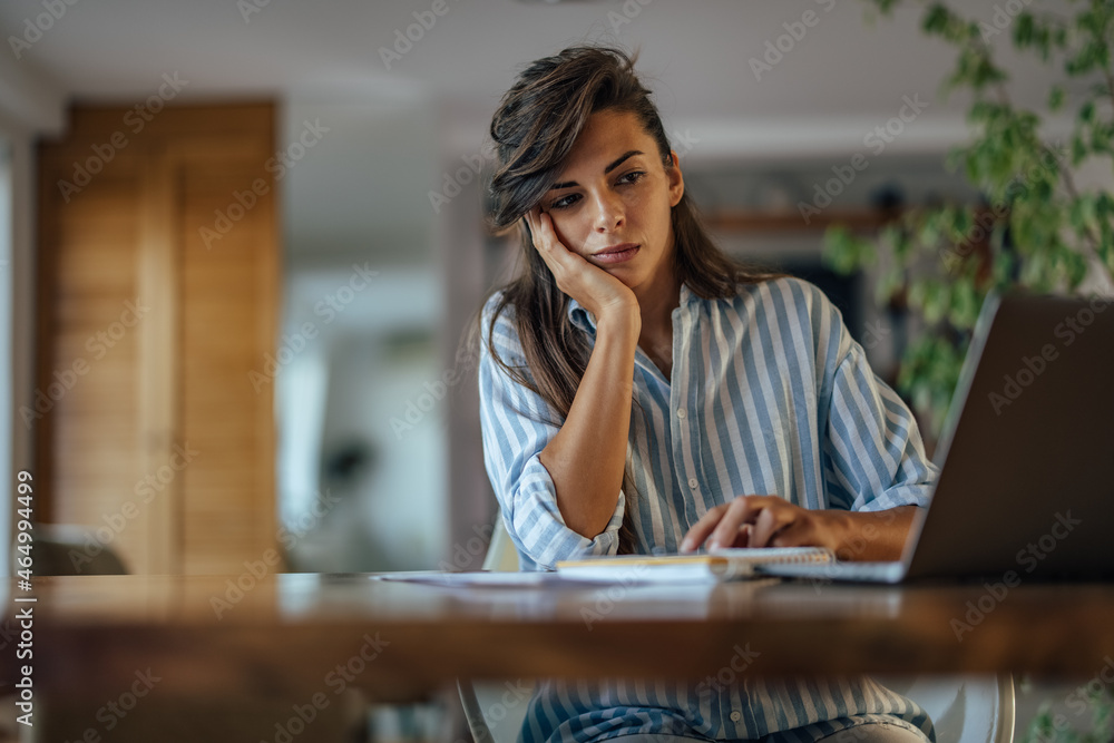 Obraz premium Adult woman, trying to fix problems in her code.