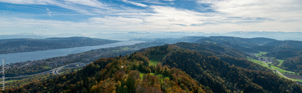 Fototapeta premium Uetliberg in Zürich / Schweiz. Hausberg von Zürich und ein beliebtes Naherholungsgebiet