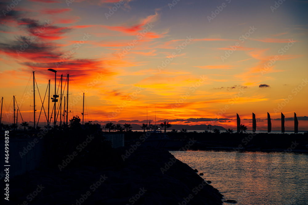 Precioso e impactante amanecer. Salida del sol en puerto deportivo. Amanecer y cielos impresionantes en la playa. Cielo rojo y dorado al amanecer. Precioso e impactante amanecer. Salida del sol en puerto deportivo. Amanecer y cielos impresionantes en la playa. Cielo rojo y dorado al amanecer.