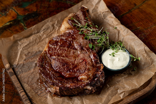 Foto Thick roasted steak with crispy golden crust with garlic sauce, simple but appet