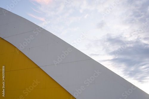 Formas arquitect  nicas lineales amarillas blancas y azules.