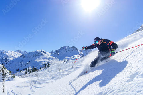 Spektakulär im Gelände skifahren im Telemark-Stil