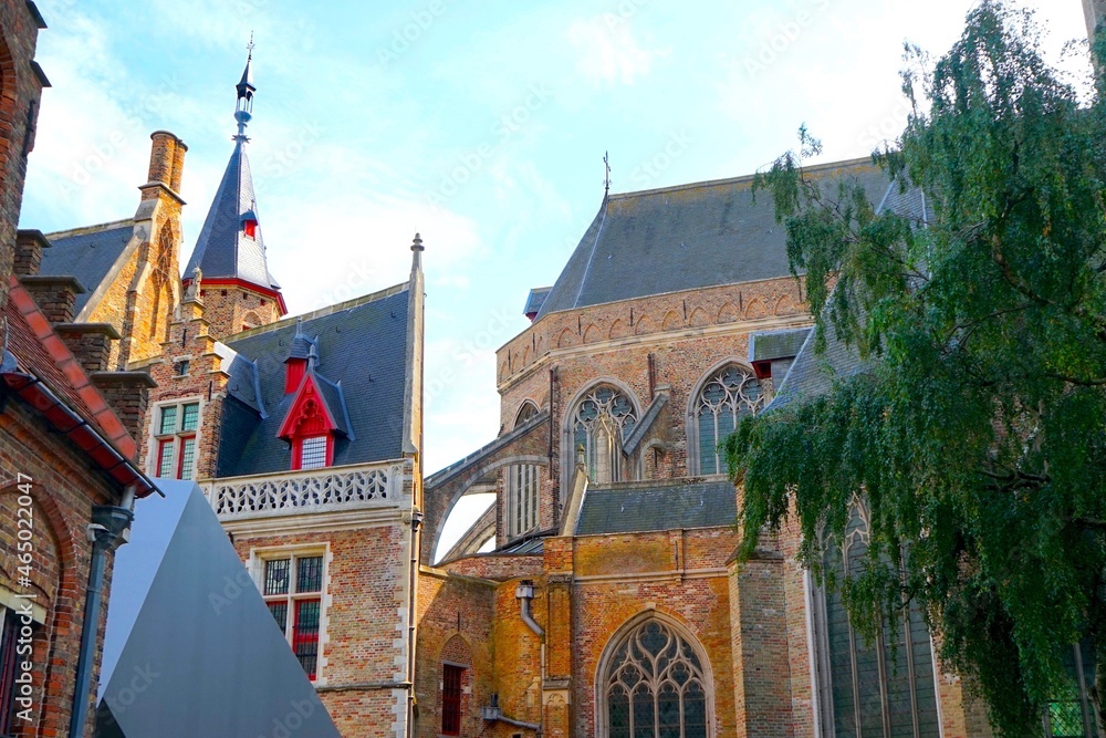 Obraz premium roofs of the historic Church of Our Lady and the Gruuthusemuseum in Bruges, Belgium