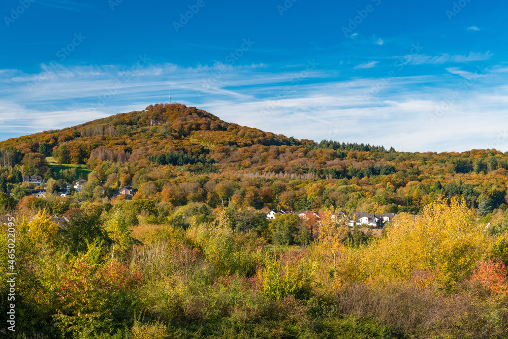 Fototapeta premium Der Ölberg im herbstlichen Siebengebirge