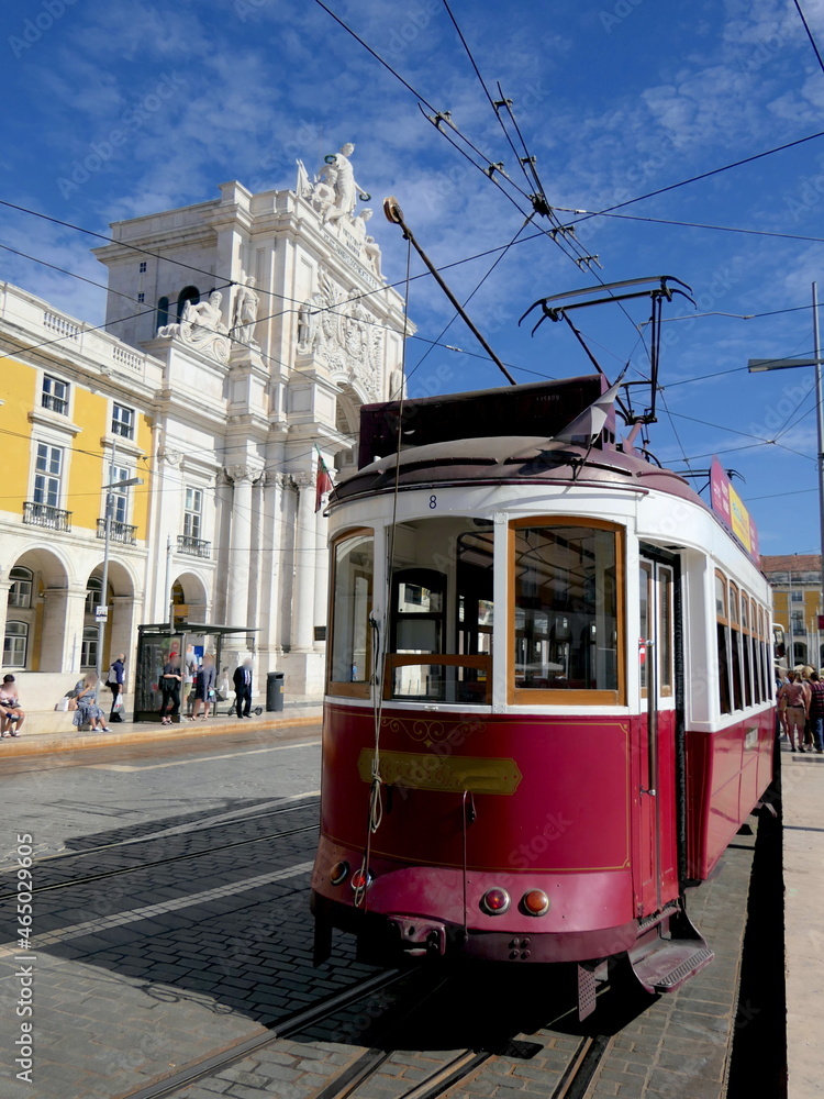 alte Straßenbahnen am Triumphbogen in Lissabon