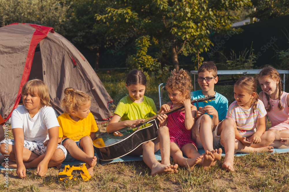 Obraz premium children's party in the backyard in the summer