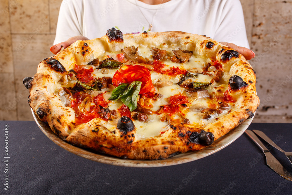 Pizza napoletana con mozzarella, funghi e salame piccante Pizza napoletana con mozzarella, funghi e salame piccante
