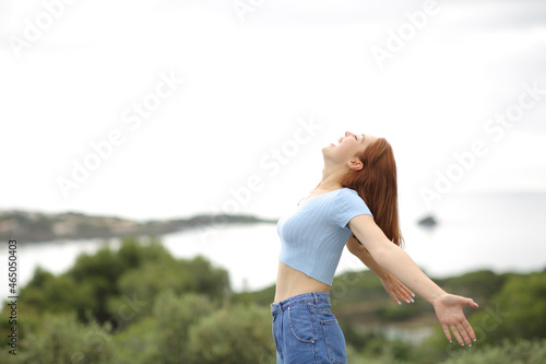 Foto Happy woman screaming to the air on the coast