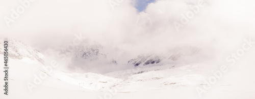 Bergpanorama im Nebel