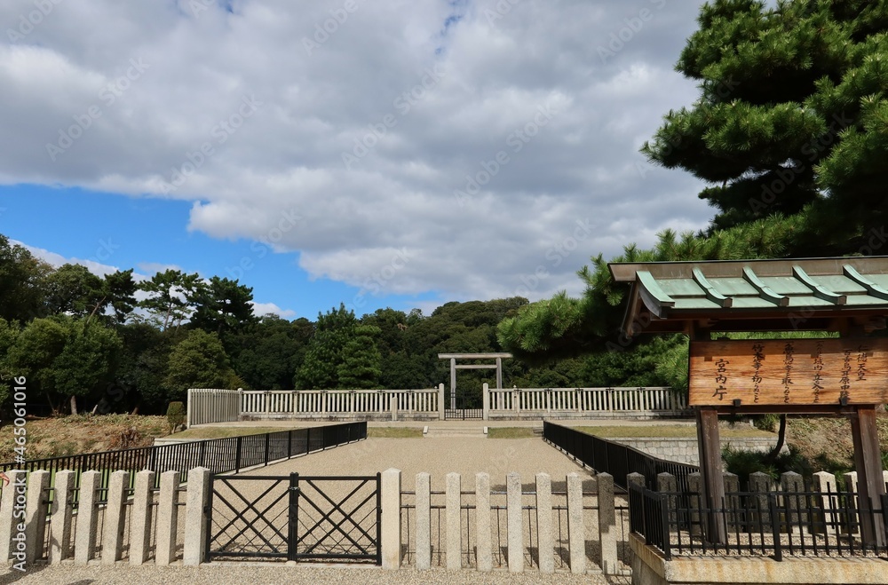 Obraz premium `,An ancient burial mound in Japan 日本の古墳 : the Emperor Nintoku Mausoleum in Sakai City in Osaka Prefecture 大阪府の堺市にある仁徳天皇陵