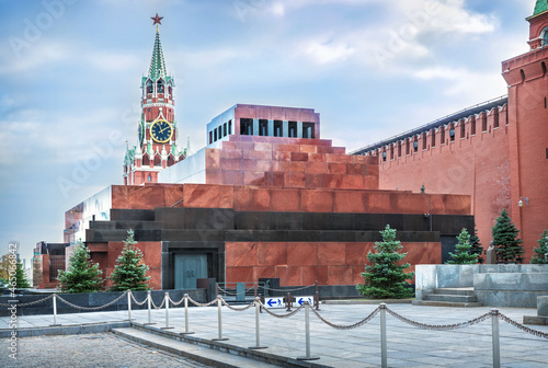 Tableau sur toile Spasskaya Tower and Lenin's Mausoleum in the Kremlin on Red Square in Moscow