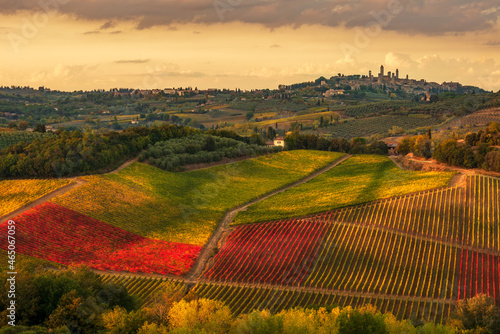 Fotografía the towers of San Gimignano from the countryside in autumn