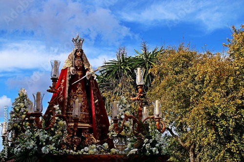 Escultura en madera de Santa Catalina sacada en procesi  n en el pueblo de El Granado  Huelva  Andaluc  a  Espa  a. Celebraci  n de las fiestas cat  licas de la patrona del pueblo.