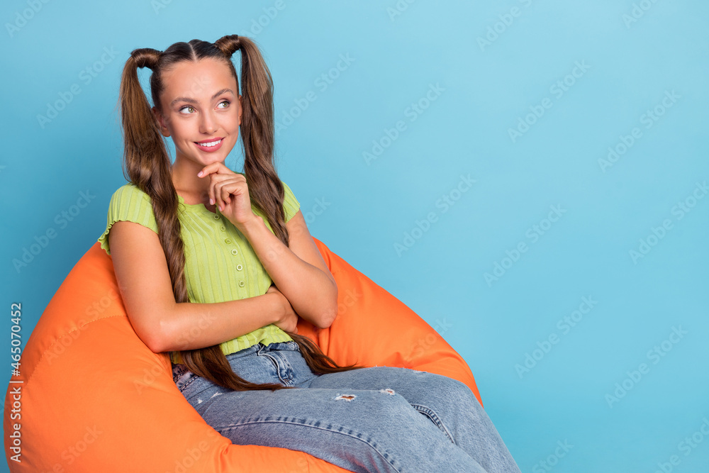 Φωτογραφία Photo of tails hairstyle young cute lady sit on bag look empty space wear jeans
