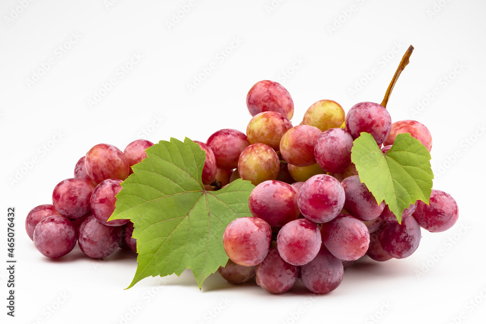 Obraz premium A bunch of pink grapes close-up isolated on a white background.