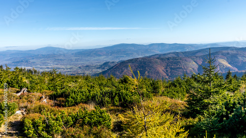 Fototapeta Naklejka Na Ścianę i Meble -  góry, Beskid Śląski jesienią z lotu ptaka, okolice Szczyrku, widok ze Skrzycznego