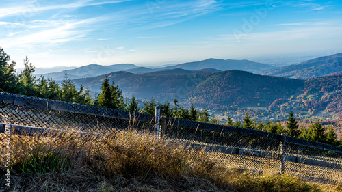góry, Beskid Śląski jesienią z lotu ptaka, okolice Szczyrku, widok ze Skrzycz...