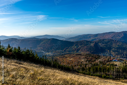 góry, Beskid Śląski jesienią z lotu ptaka, okolice Szczyrku, widok ze Skrzycz...