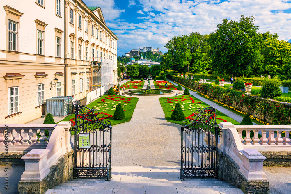 Obraz premium Beautiful view of famous Mirabell Gardens with the old historic Fortress Hohensalzburg in the background in Salzburg, Austria. Famous Mirabell Gardens with historic Fortress in Salzburg, Austria.