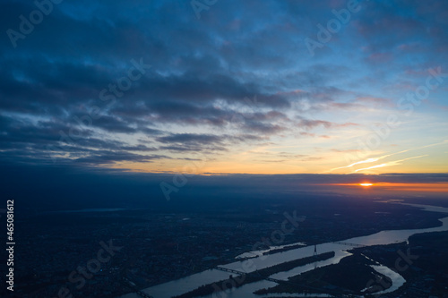 фотографія Bird's-eye view of a scenic sunset over the sea, with toned dramatic colors
