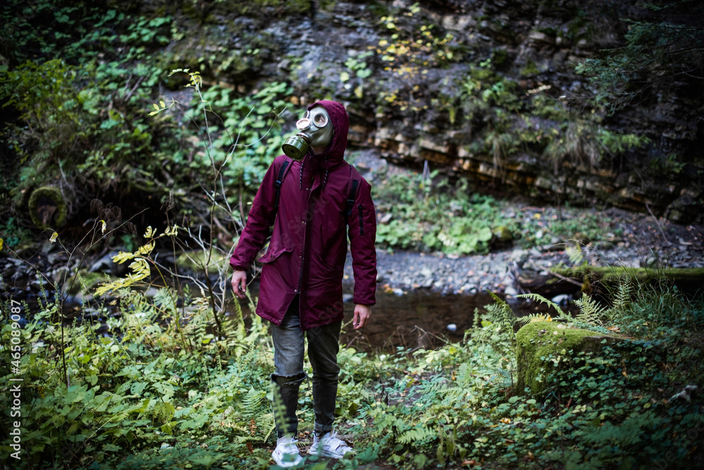 Obraz premium Ecological catastrophy. Post apocalyptic survivor in gas mask. Man at forest.