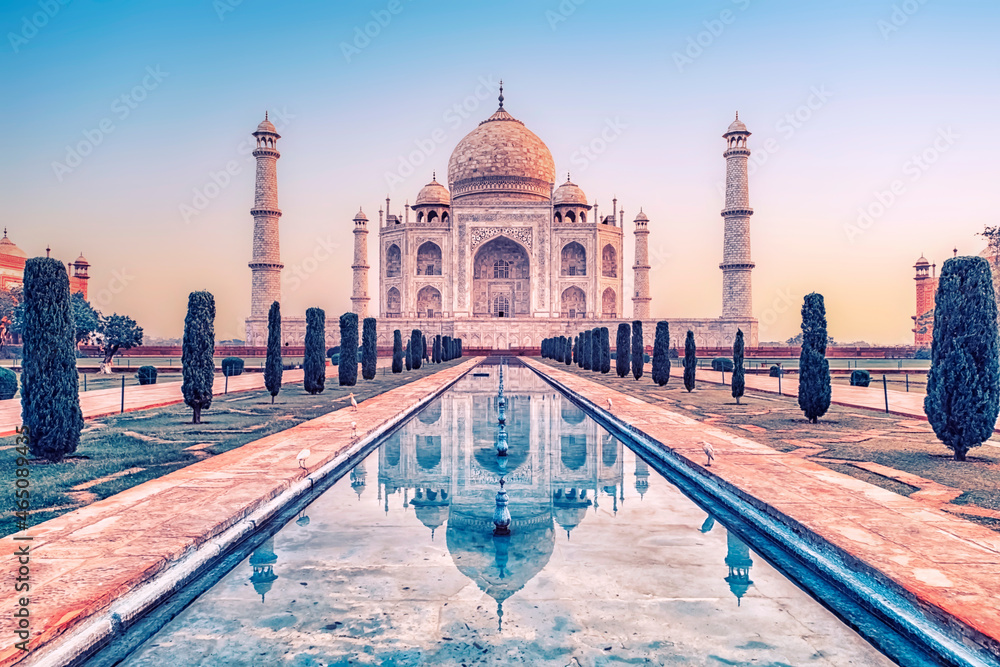 Obraz premium Taj Mahal mausoleum in Agra, Uttar Pradesh, India