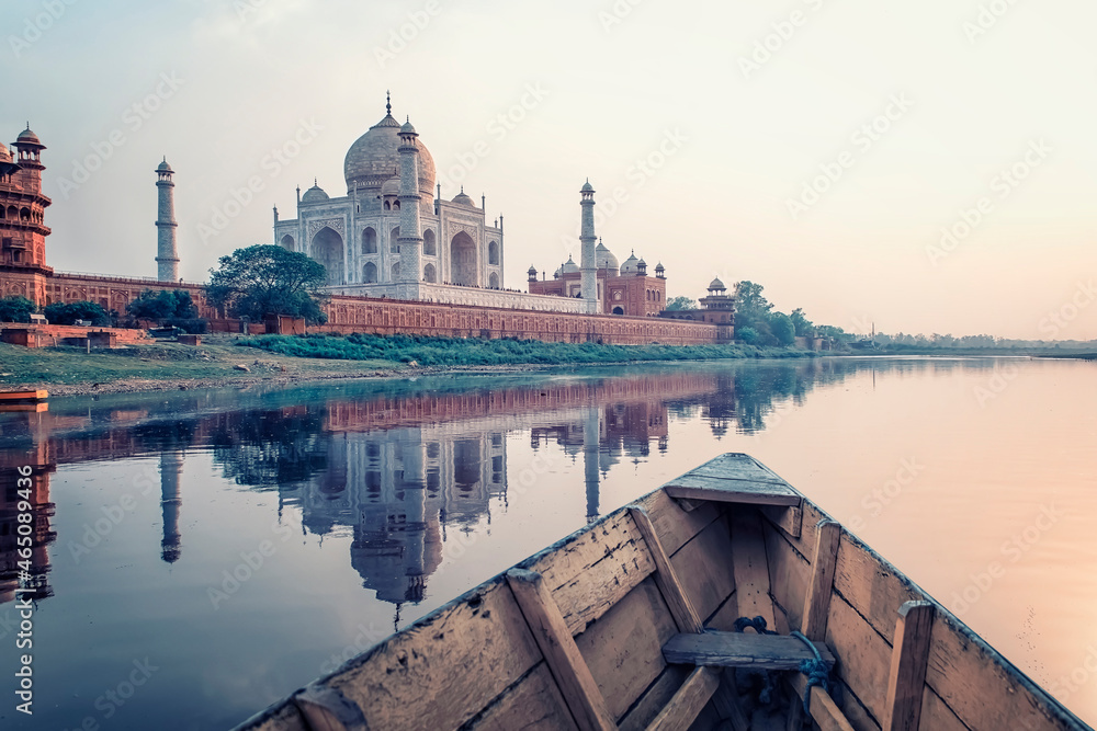 Obraz premium Taj Mahal mausoleum in Agra, Uttar Pradesh, India
