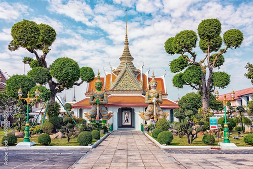 Wat Arun temple in Bangkok, Thailand © Stockbym