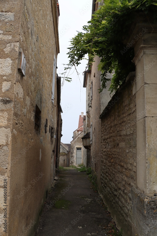 narrow street in the city of Vezelay in France 