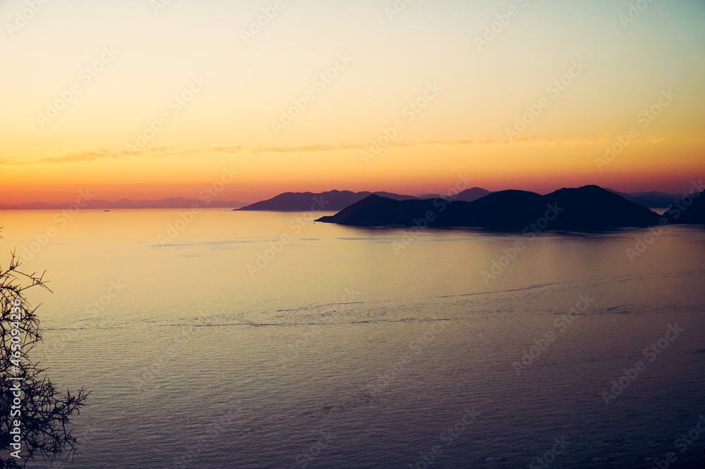 Obraz premium Sunset over the Mediterranean Sea in southern Turkey.