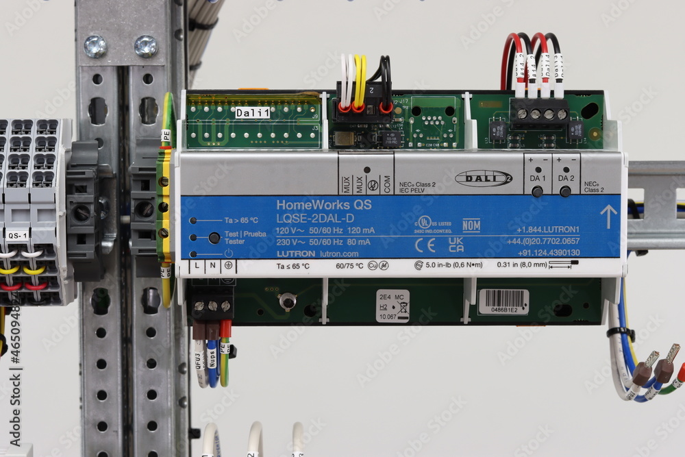 The DALI Lutron LQSE2DALD module for lighting control is located on the din rail in the