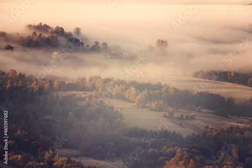Krajobraz jesienny. Mgły i poranek w górach