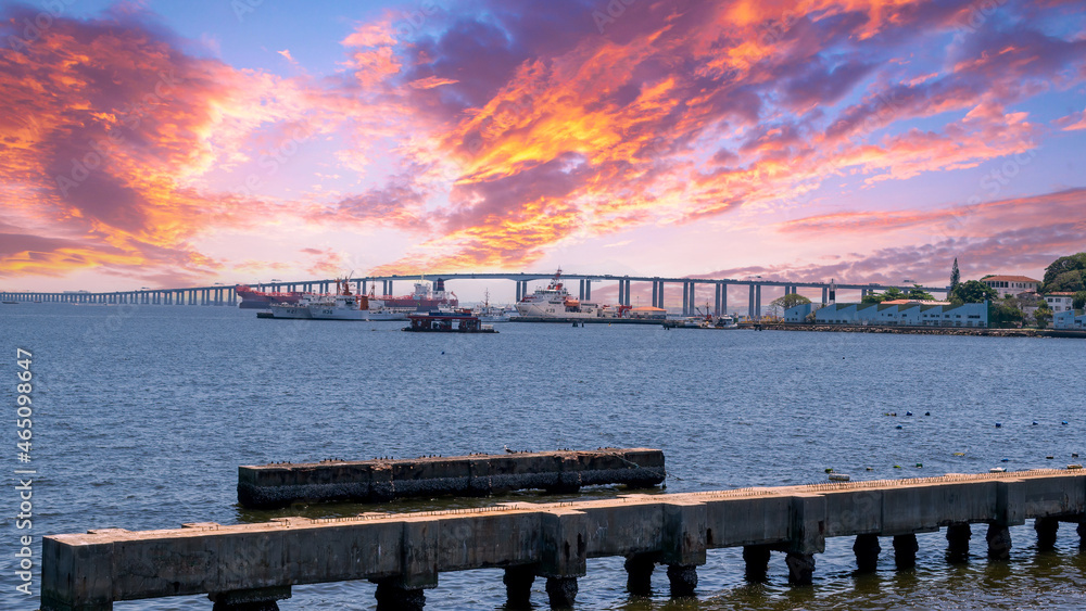 Obraz premium Rio - Niteroi Bridge or President Costa e Silva Bridge seen from the Jurujuba community in Niteroi, Brazil