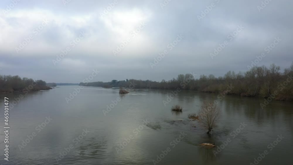 Les petites île au milieu de la Loire en Europe, en France, en région Centre, dans le Loiret, vers Orléans, en Hiver, lors d'une journée nuageuse. Les petites île au milieu de la Loire en Europe, en France, en région Centre, dans le Loiret, vers Orléans, en Hiver, lors d'une journée nuageuse.