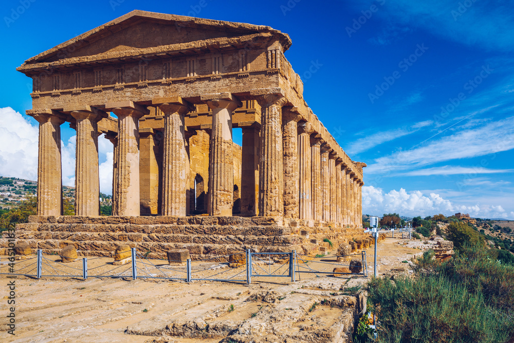 Valley of the Temples (Valle dei Templi), The Temple of Concordia, an ancient Greek Temple built in the 5th century BC, Agrigento, Sicily. Temple of Concordia, Agrigento, Sicily, Italy